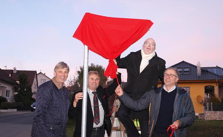 Kurz vor dem Enthüllen des Straßenschildes: Bürgermeister Rainer Stolz (2. von rechts) sowie die Söhne von Gerhard Haas Florentin, Dieter Haas und Arnold Haas an der neuen Gerhard-Haas-Straße im Winterspürer Baugebiet Unterer Lichtberg. Bild: Claudia Ladwig